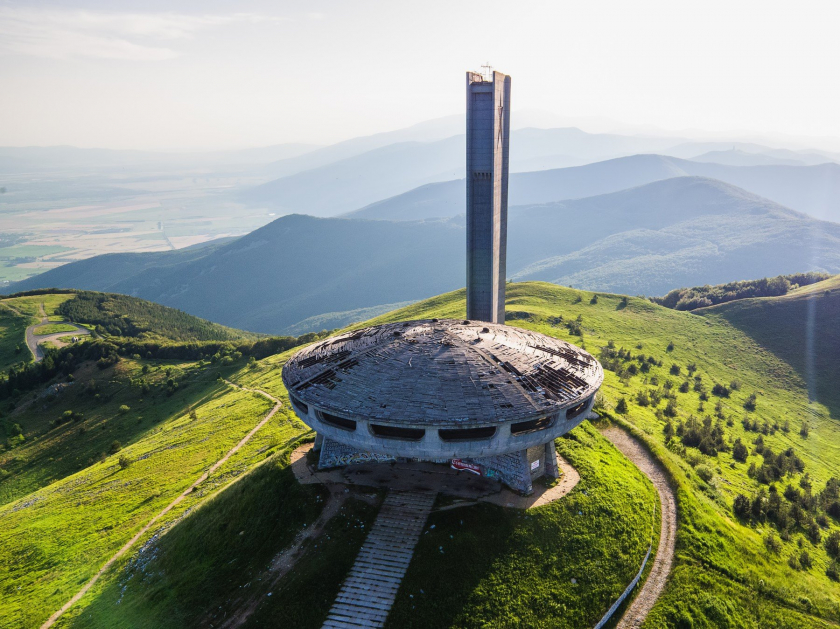 Đài tưởng niệm Buzludzha, một công trình kiến trúc được xây dựng bởi chính phủ Cộng sản Bulgaria vào năm 1981, nằm trên đỉnh Buzludzha Peak ở vùng Kazanlak của Bulgaria, được nhìn thấy ở đây vào ngày 22 tháng 6 năm 2016. Đài kỷ niệm được xây dựng để kỷ niệm sự khởi đầu của Đảng Dân chủ Xã hội Bulgaria