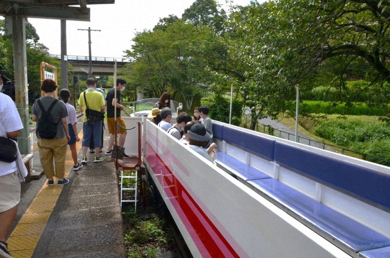 Du khách lên chuyến tàu tham quan của Công ty Đường sắt Amaterasu, hoạt động bằng nhiên liệu sinh học ở Takachiho, tỉnh Miyazaki vào ngày 1/8/2022. Ảnh: Isao Araki