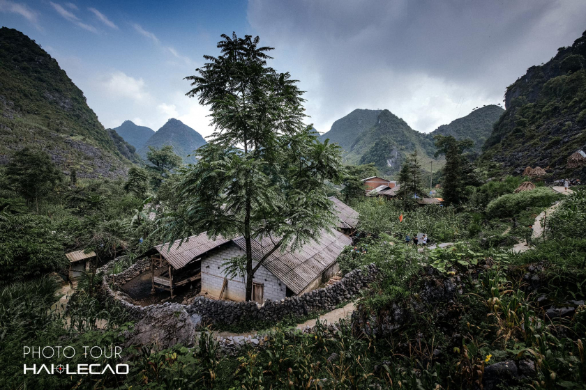 Ngôi nhà nhỏ nằm giữa thung lũng được người dân nơi đây dồn nhiều công sức tâm huyết cho những bức tường đá xếp lên nhau đều tăm tắp