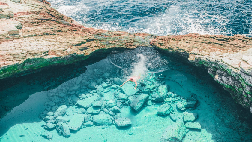 Được ngăn cách với biển bởi một dải đá hẹp, Giοla trông giống như một hồ nước trong vắt, chạm khắc vào một rạn san hô nhô lên trên nó