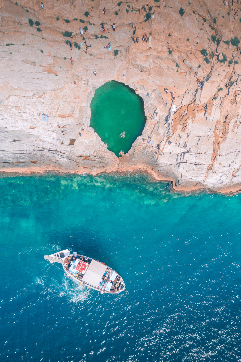 Đầm Giola được biết đến với cái tên “Aphrodite's Tear” ở Thassos là một trong những hồ bơi tự nhiên đẹp nhất thế giới