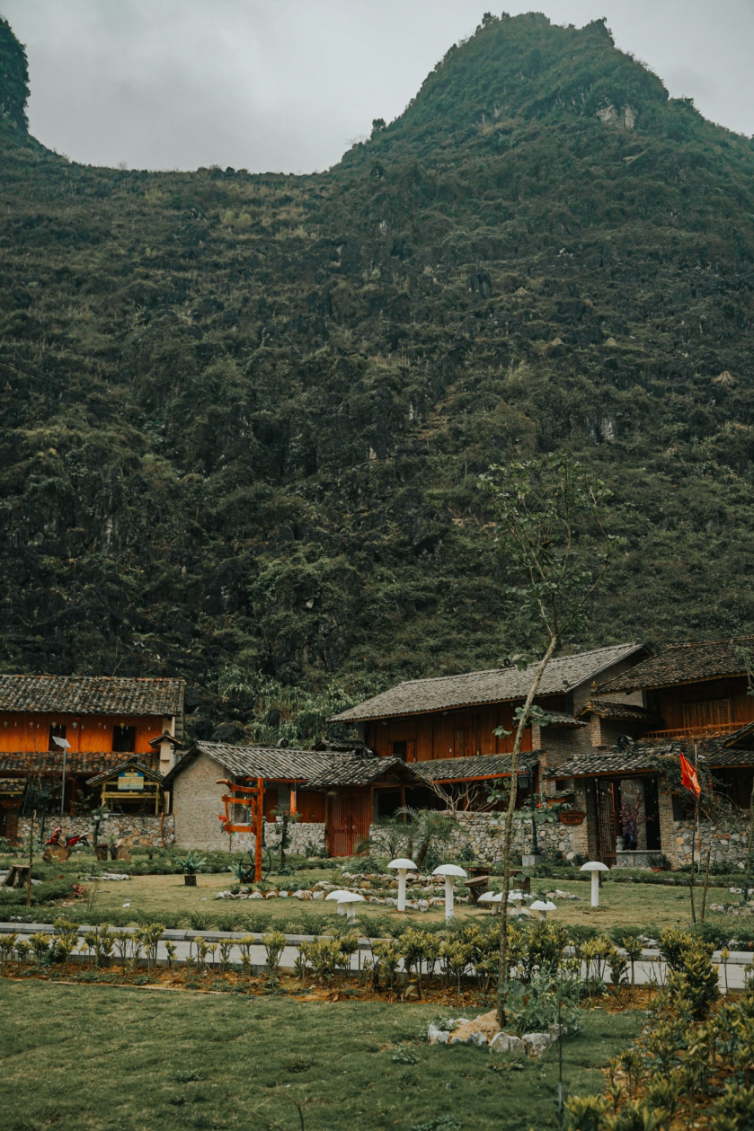 Mô hình làng văn hóa du lịch cộng đồng dân tộc Mông nằm ngay trong khuôn viên cao nguyên đá Đồng Văn thuộc thôn Pả Vi Hạ, xã Pả Vi, huyện Mèo Vạc, tỉnh Hà Giang