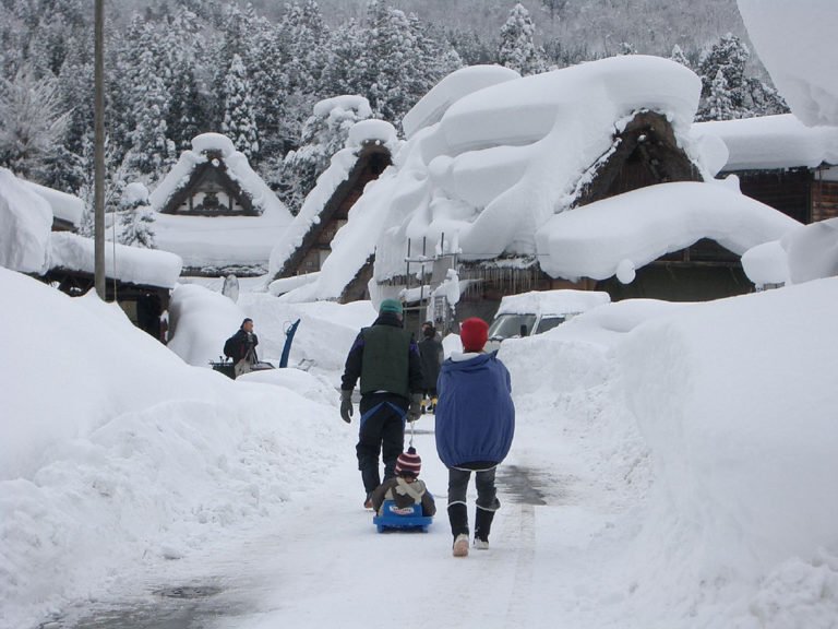 Khách du lịch bị cuốn hút bởi những ngôi nhà được phủ đầy tuyết