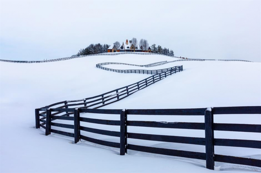 Trang trại phủ đầy tuyết ở miền nam Ontario, Canada được chụp bởi Zhenhuan Zhou vào tháng 2/2022, khi khu vực này hứng chịu trận tuyết rơi tồi tệ nhất trong nhiều thập kỷ và những cảnh tượng như thế này trở nên vô cùng phổ biến