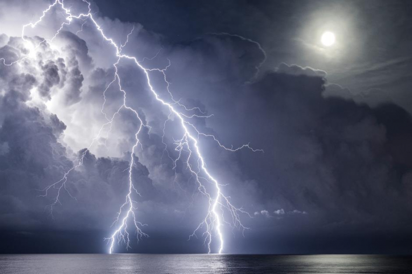 Hình ảnh này được chụp gần Barcelona, Tây Ban Nha bởi Enric Navarrete Bachs, vào một đêm trăng tròn khi một cơn bão đang di chuyển đi xa