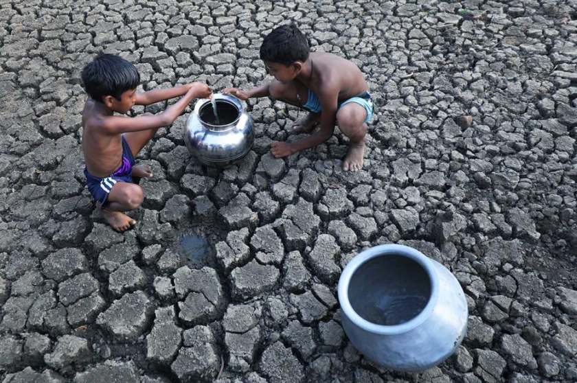 Tìm nước ở Purulia, Ấn Độ: Do biến đổi khí hậu, các đợt hạn hán ảnh hưởng đến Ấn Độ và các khu vực khác trên thế giới ngày càng kéo dài và khốc liệt hơn. Bức ảnh của Barun Rajgaria chụp tại ngôi làng Purulia, Tây Bengal, mô tả những cậu bé đang đào một cái hố dưới đáy sông khô cạn để tìm nước