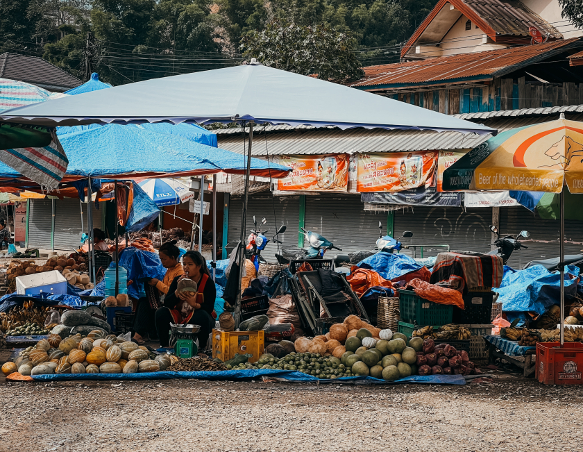Người dân Lào tại chợ địa phương