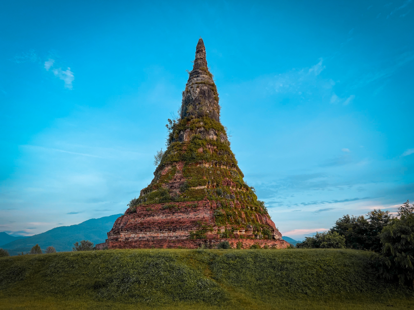 That Foun là địa điểm du lịch văn hóa cực hấp dẫn tại Lào. Người dân Lào truyền lại rằng, đây là chôn cất hài cốt của Đức Phật. Một địa điểm thực sự linh thiêng mà bạn không nên bỏ qua