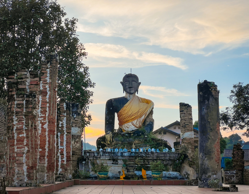 Bức tượng Phật tại ngôi đền Wat Phia Wat