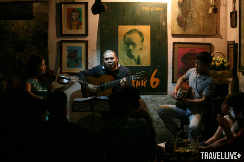 Một đêm biểu diễn nhạc Trịnh vào tối thứ Sáu tại cà phê Cuối Ngõ