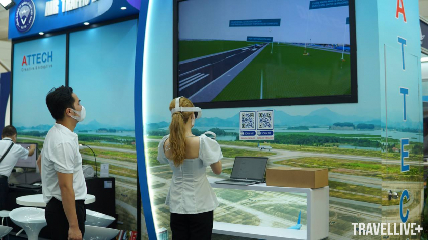 Khách thử nghiệm công nghệ VAR mô phỏng hoạt động tại sân bay