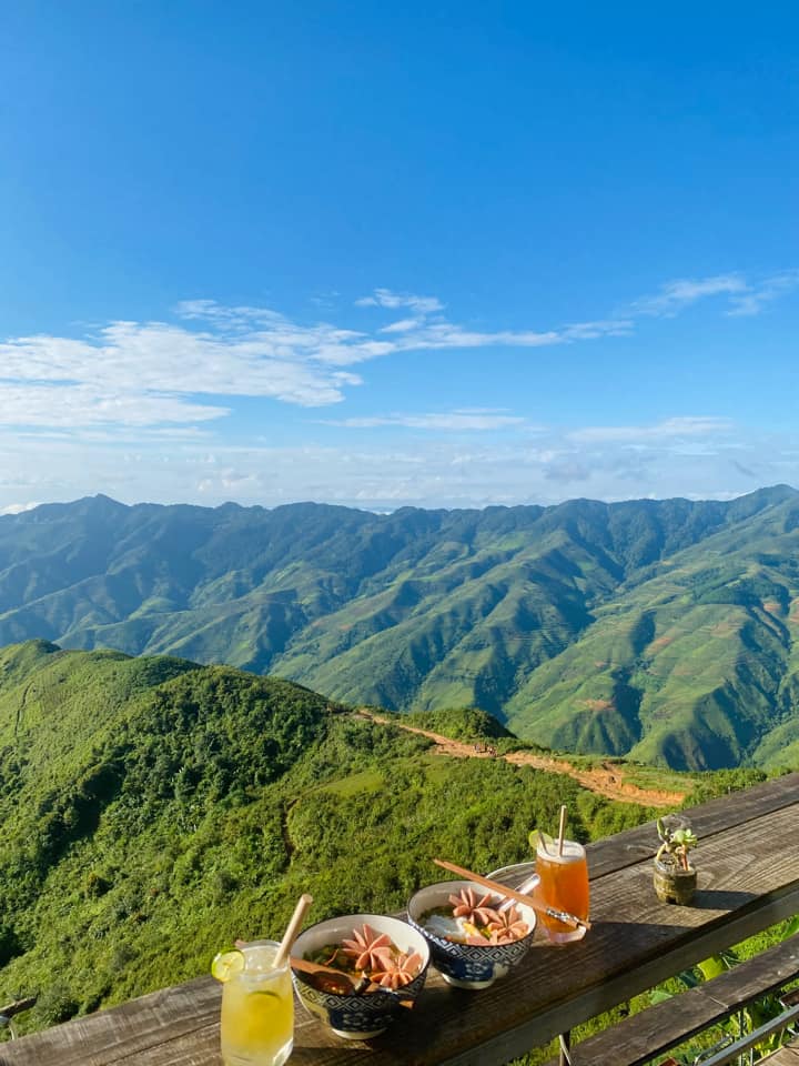 View ăn sáng được bao phủ bởi núi rừng trùng điệp ở Hà Giang trong chuyến đi của Đức Trung