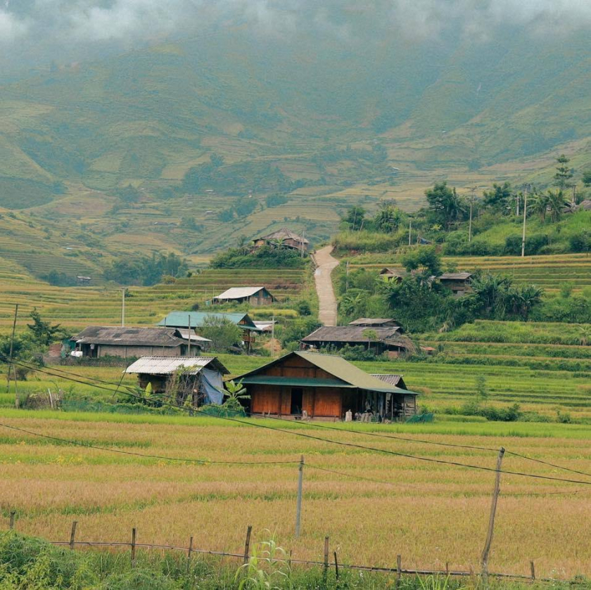 Vẻ đẹp hoang sơ, mộc mạc, giữa đất trời bao la của những bản làng vùng núi Tây Bắc khiến nhiều du khách say mê