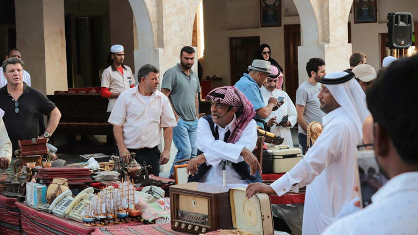 Souq Waqif là khu chợ trung tâm đầu tiên và lâu đời nhất ở thủ đô Qatar. Du khách có thể tìm thấy nhiều mặt hàng khác nhau, từ quần áo, khăn, hương liệu, gia vị, nước hoa, tới kim cương, dầu thơm... ở đây. Đặc biệt, người bán ở chợ chủ yếu là đàn ông