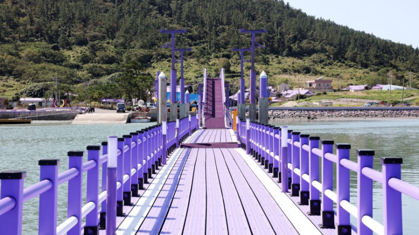Cây cầu màu tím đã được sửa chữa và sơn lại vào đầu năm 2020