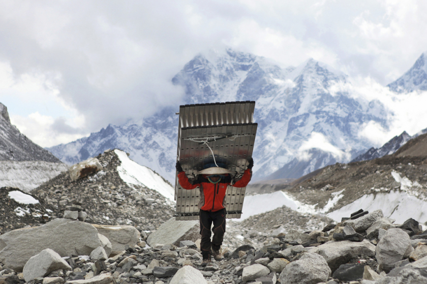 Người Sherpa được thuê làm dịch vụ khuân vác hành lý cho những người leo núi lên đỉnh Everest
