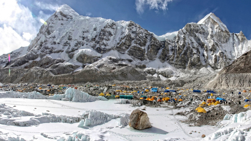 Everest Base Camp chính là trại căn cứ, điểm đầu tiên trong hành trình chinh phục đỉnh Everest