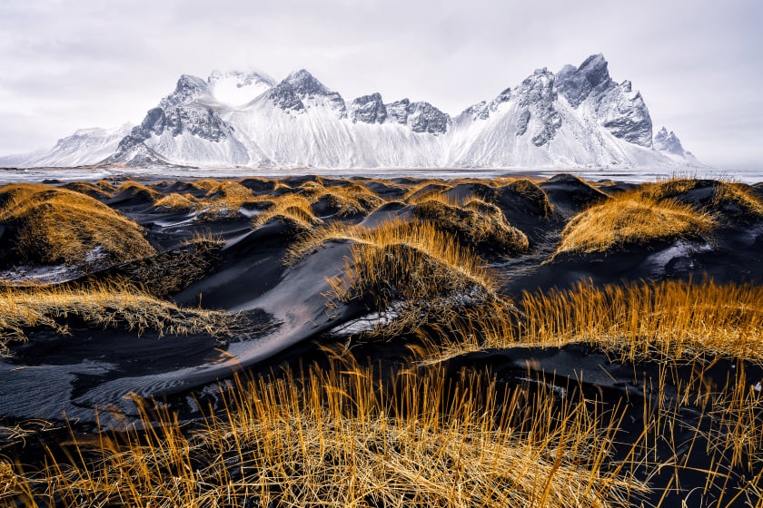 Mùa đông ở Stokksnes, Iceland, trên một bãi biển với cát đen và ngọn núi hùng vĩ mang tên Vestrahorn