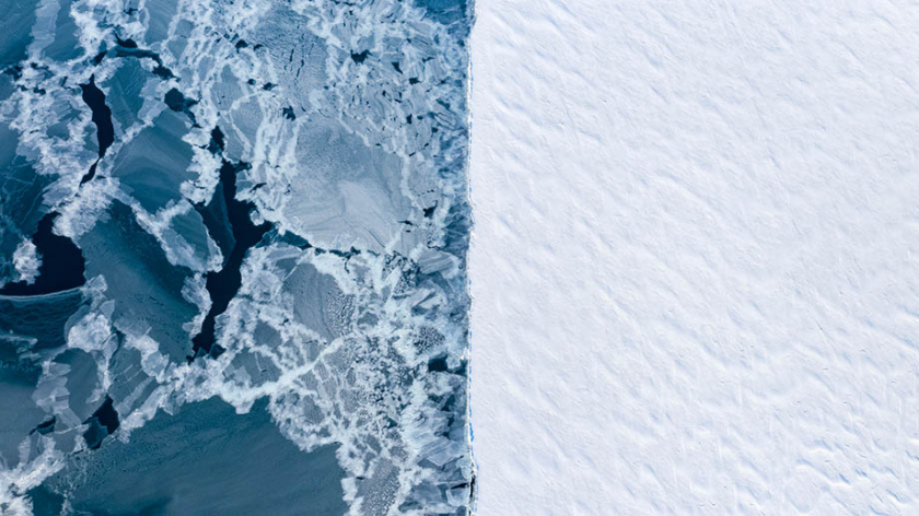 Nhìn từ trên không về hai loại băng khác nhau vào mùa đông: Ở phía bên phải, băng nhanh hình thành; ở bên trái, nước mở sẽ đóng băng sau khi một cơn bão lấy đi băng