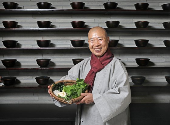 Thực đơn của đầu bếp Jeong Kwan được lấy cảm hứng từ các món ăn thiền tịnh, sử dụng các nguyên tắc của Phật giáo