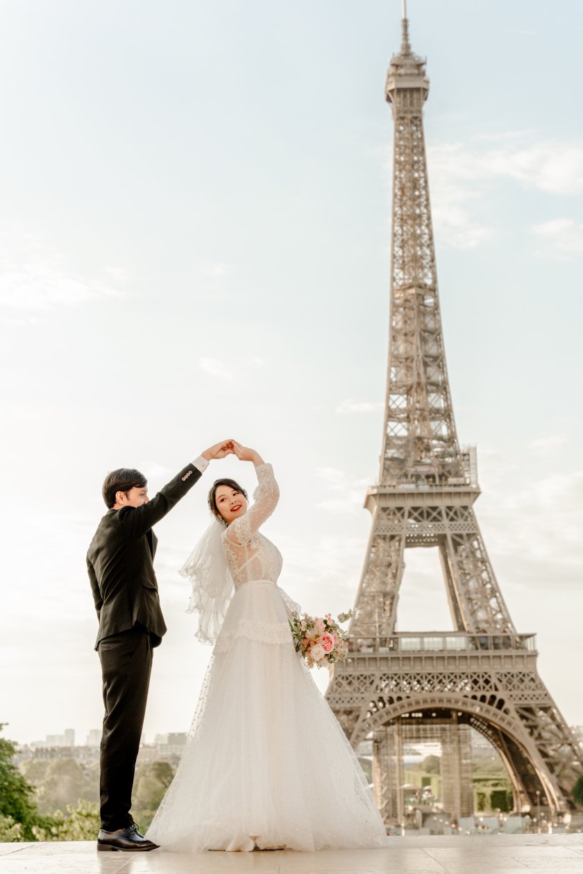 Tại Paris, các cặp đôi nên tự chuẩn bị trang phục vì nếu đi thuê ở đây sẽ đắt và khá khó để tìm thấy đồ phù hợp với hình dáng của mình