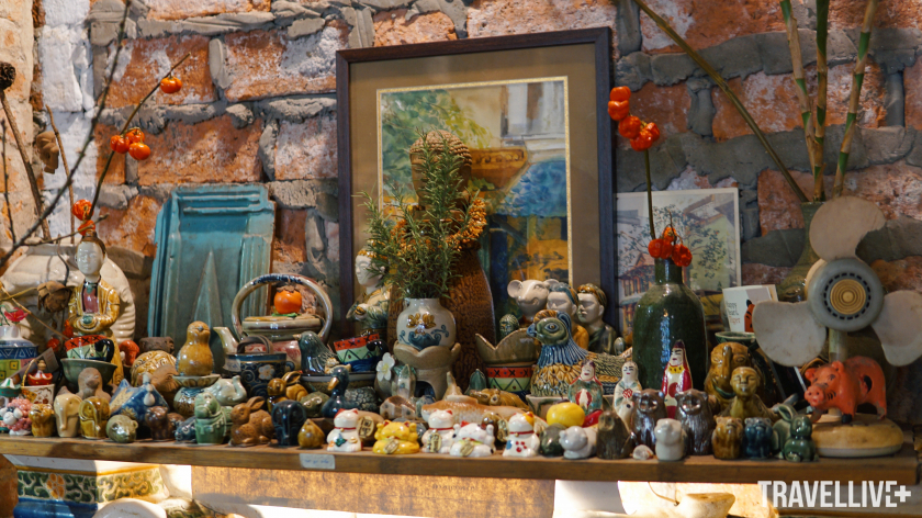 Ở góc trong cùng trưng bày những món đồ sưu tầm của anh chủ quán, chủ yếu là gốm