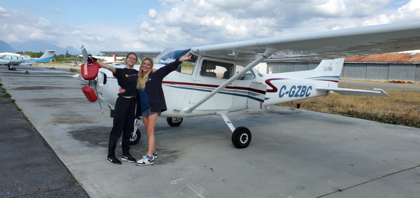 Samantha (ảnh phải) và Sydney (trái) bắt đầu bay huấn luyện cùng ngày vào năm 2020; họ cũng bay một mình và đạt được bằng phi công cùng ngày