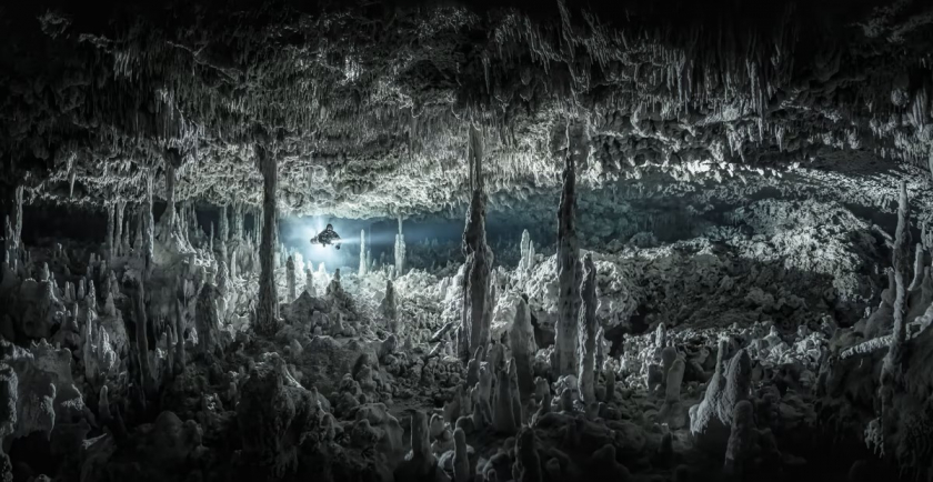 Tác phẩm Cave Diving Exploration, hạng nhì, hạng mục Open: ảnh chụp người thợ lặn khám phá hang động ở bán đảo Yucatán của Mexico.