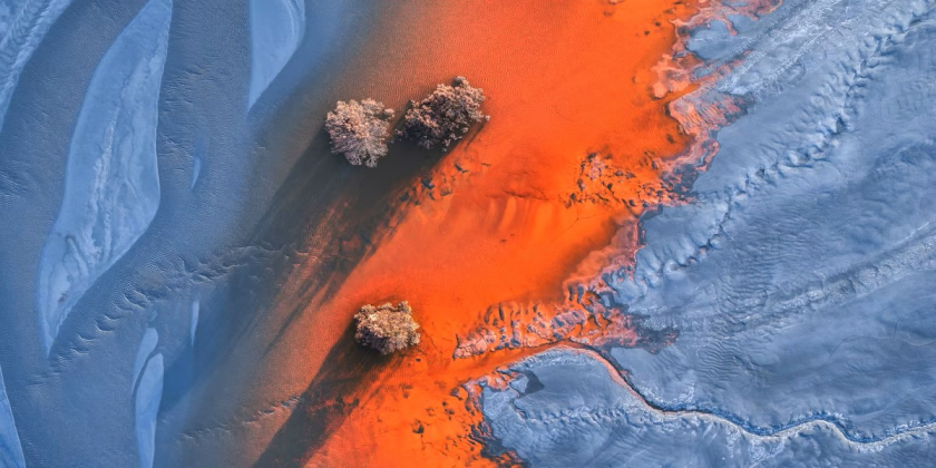 Tác phẩm Poison River: Dòng nước màu đỏ cam chảy ra sông Rio Tinto từ mỏ khai thác vàng ở Huelva, Tây Ban Nha. Được biết mỏ Riotinto là mỏ kim loại quý cổ xưa nhất thế giới còn được khai thác, nó đã được khai thác từ thời Phoenician, một nền văn minh ở các nước vùng Địa Trung Hải tồn tại từ năm 1550 TCN - 300 TCN.