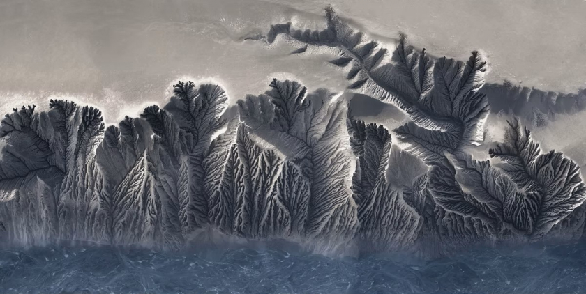 The Vein: hẻm núi Dushanzi ở Tân Cương, Trung Quốc. Một số bức ảnh chụp bằng drone đã được ghép lại để tạo thành bức ảnh ấn tượng về hẻm núi Dushanzi Grand Canyon ở Tân Cương, Trung Quốc. Trong hàng chục triệu năm, nước tuyết tan chảy của sông băng Thiên Sơn đã hình thành nên cảnh quan thiên nhiên này dưới sự vận động của vỏ trái đất và sự bào mòn của gió và mưa