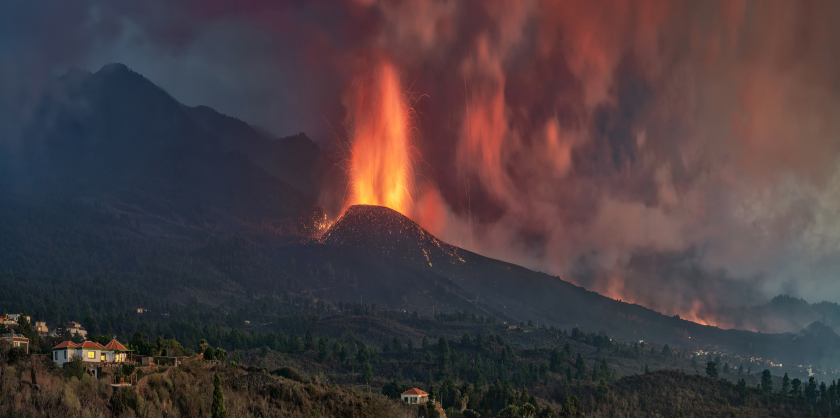 Tác phẩm Living With A Monster, hạng 30, mục Amateur: ảnh chụp ngọn núi lửa Cumbre Vieja ở đảo La Palma, quần đảo Canary.