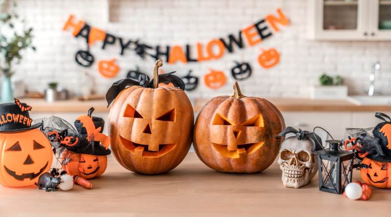 Halloween là một lễ hội truyền thống được tổ chức vào 31/10 hằng năm, được coi như một ngày Tết, một lễ hội vui nhất trong năm đặc biệt là đối với giới trẻ bởi những trò chơi vô cùng kỳ bí và hấp dẫn