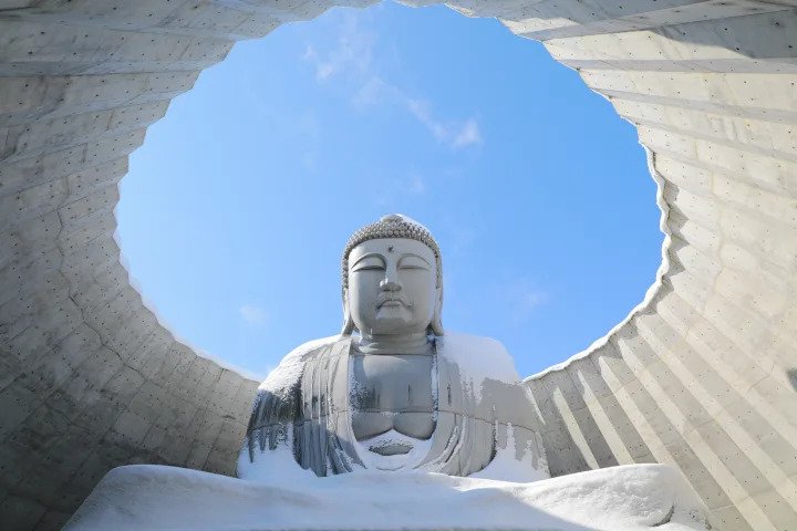 Bức tượng Phật cao 13,5 m và nặng 1.500 tấn được lựa chọn kĩ càng từ 4.000 tấn đá thô