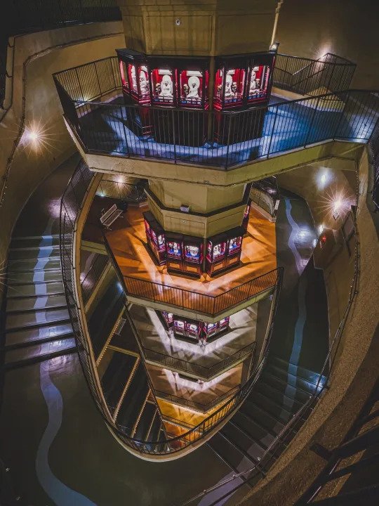 Du khách có thể đi thang máy tham quan bên trong pho tượng