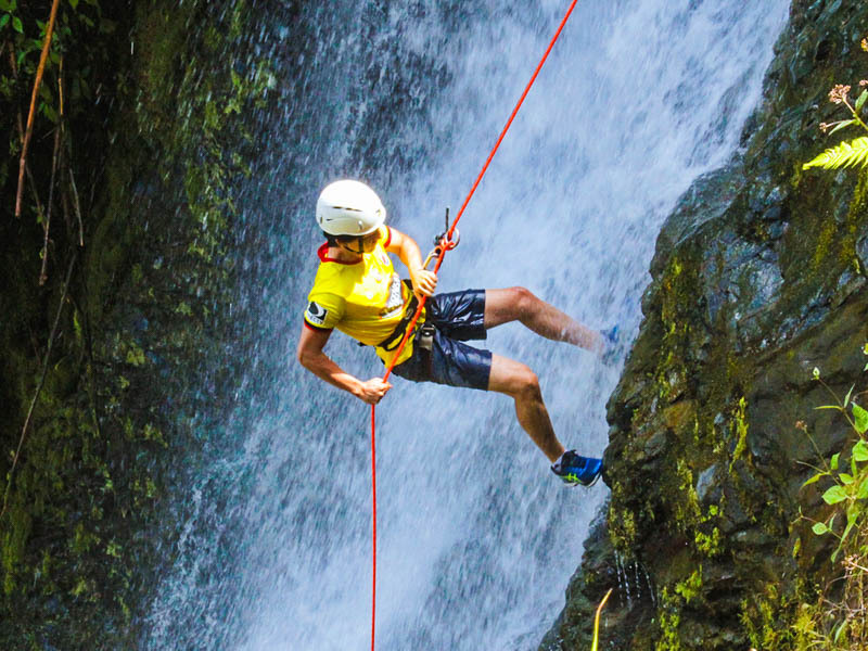 Canyoning là tour đu dây vượt thác