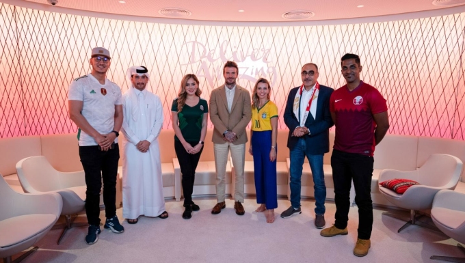 Các vị khách mời gặp gỡ, giao lưu với cựu đội trưởng tuyển Anh kiêm đại sứ World Cup 2022 David Beckham tại tháp Al Bidda ở thủ đô Doha