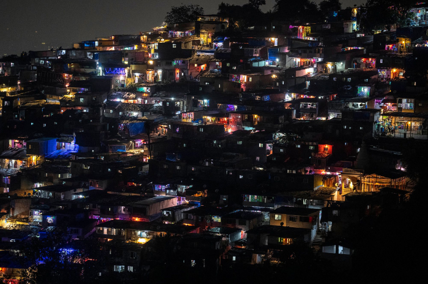 Những ngôi nhà được trang trí bằng đèn lồng và đèn chiếu sáng trong lễ Diwali ở Mumbai