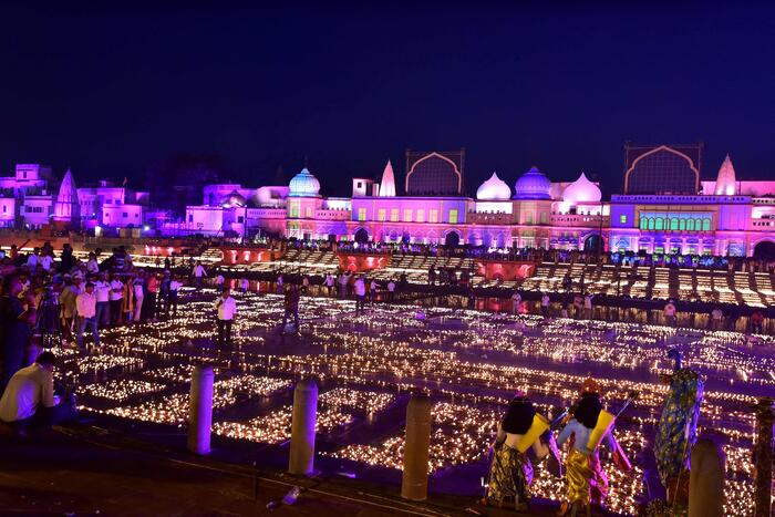 Những người sùng đạo thắp những ngọn đèn bằng đất trên bờ sông Sarayu vào đêm trước Diwali, ở Ayodhya, Ấn Độ