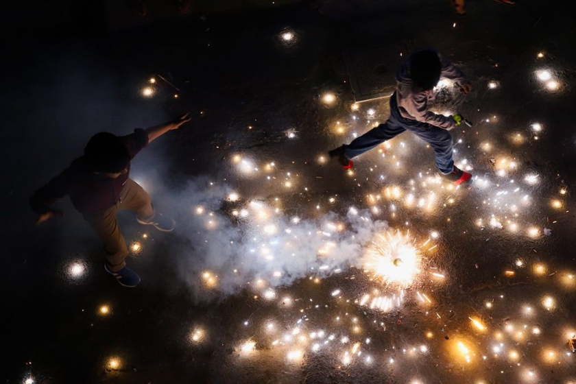 Cư dân đốt pháo trong dịp lễ Diwali, ở Prayagraj, Uttar Pradesh, Ấn Độ