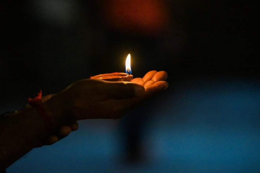 Tín đồ cầm đèn dầu trong khi cầu nguyện trong lễ Diwali tại một ngôi đền ở Colombo, Sri Lanka