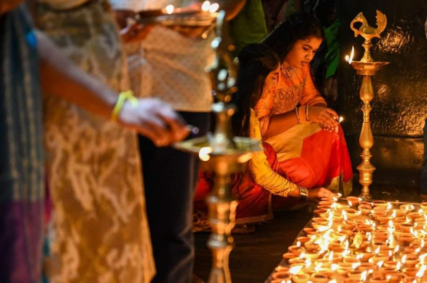 Người sùng đạo thắp đèn dầu trong khi cầu nguyện trong lễ Diwali tại một ngôi đền ở Colombo, Sri Lanka