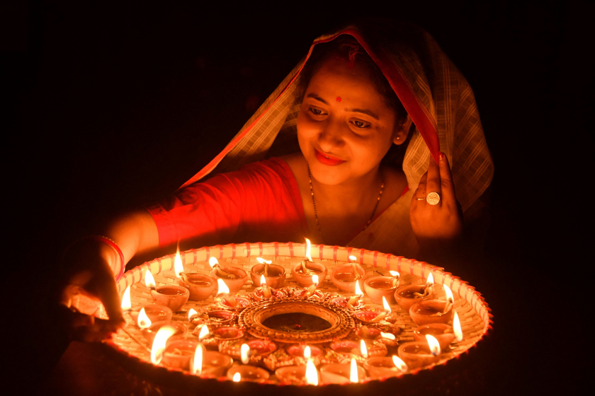 Người phụ nữ thắp đèn đất nhân dịp Diwali, lễ hội ánh sáng của người Hindu, tại ngôi nhà của cô ấy ở Guwahati, Ấn Độ