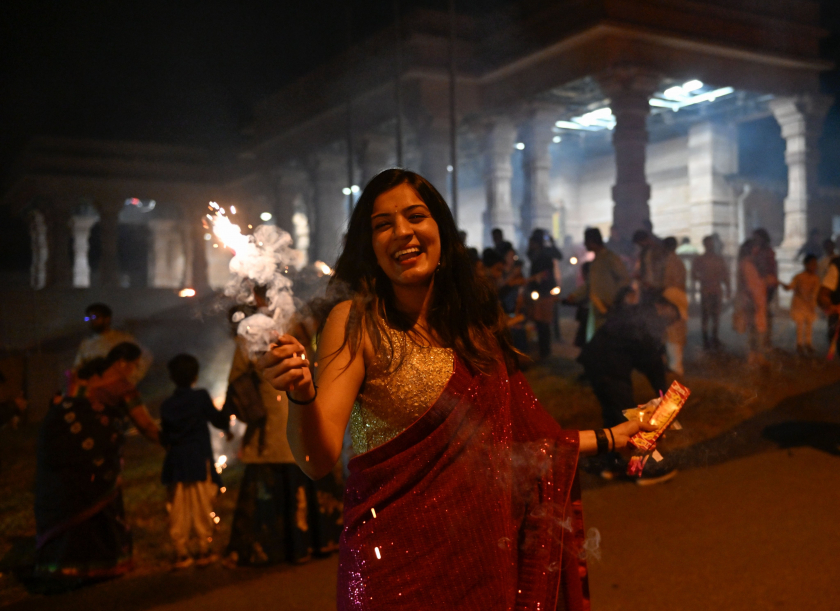 Mọi người tham gia lễ Diwali tại Trung tâm Hindu của Charlotte, ở Bắc Carolina