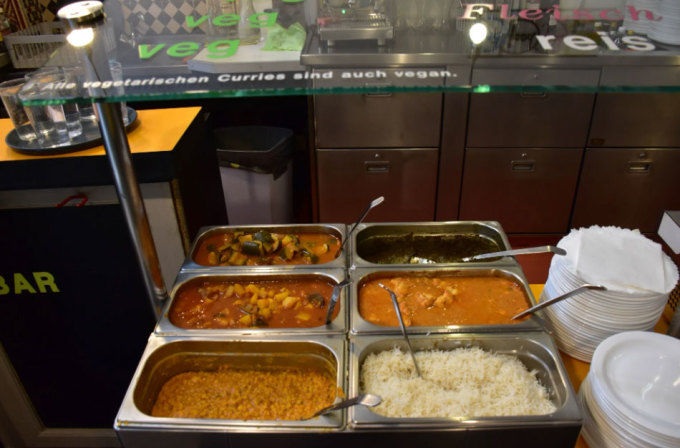 Đồ ăn của quán đều là đồ Pakistan. Quán không dùng lại món cũ phục vụ khách, mà các món ăn đều được nấu mới vào mỗi ngày