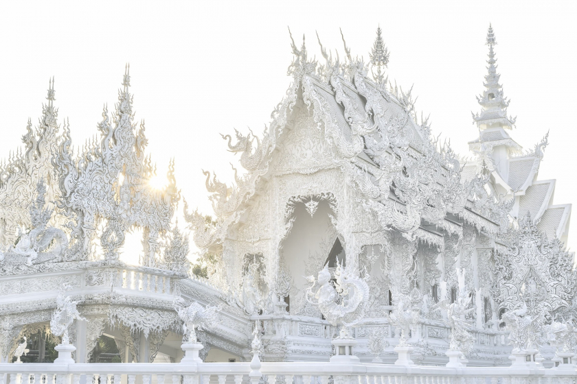 Wat Rong Khun hay còn được gọi là ngôi đền Trắng, do Chalermchai Kositpipat, một nghệ sĩ người Thái, thiết kế và xây dựng vào năm 1997. Ngôi đền nằm cách trung tâm thành phố Chiang Rai chỉ khoảng 30 phút xe buýt