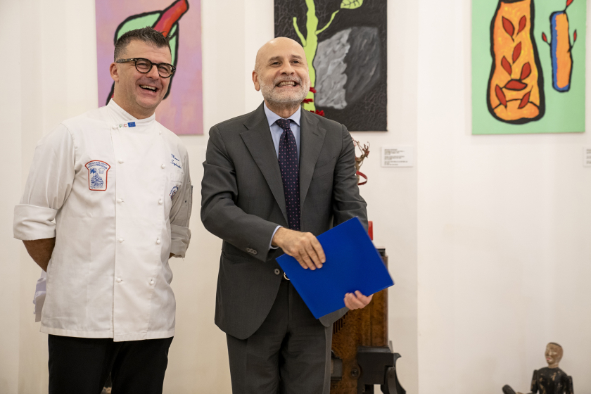 Đại sứ Đặc mệnh Toàn quyền Italia tại Việt Nam Antonio Alessandro (phải) và đầu bếp Marco Suizzato (trái) giới thiệu văn hóa, ẩm thực Italia