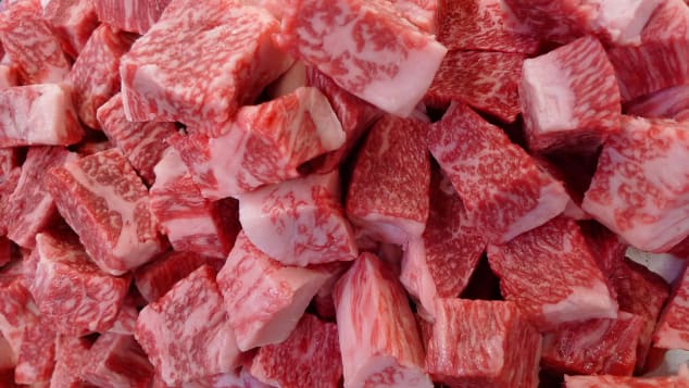 Các thành phần bao gồm thịt bò Kobe nuôi trong 3 năm tuổi và khoai tây có nguồn gốc từ trang trại địa phương