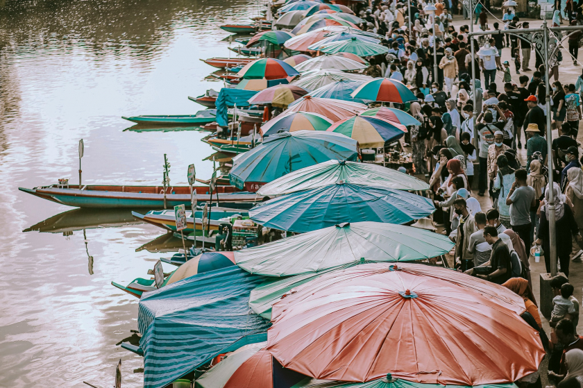 Chợ nổi là nơi lưu giữ những nét văn hóa tiêu biểu của người Thái, nơi con người sinh sống, mưu sinh chan hòa với thiên nhiên sông nước
