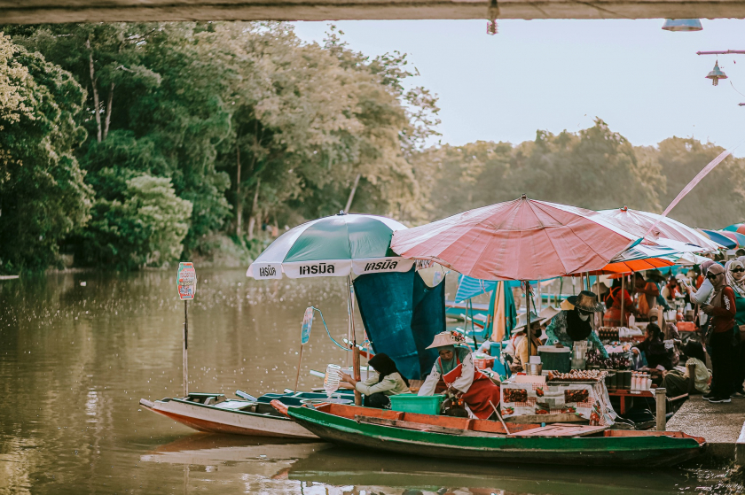 Khác với những chợ nổi thông thường khác, chợ nổi Klong Hae có rất nhiều thuyền đậu gần bến nên bạn có thể thoải mái đi lại trên đó và lựa chọn hàng hóa
