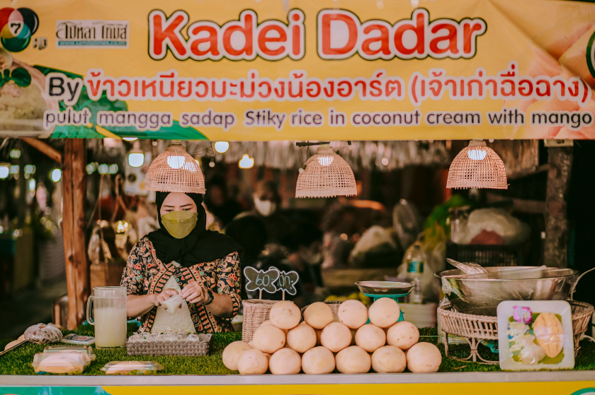 Xôi xoài - đặc sản của Thái Lan tại một cửa hàng nhỏ trên chợ nổi  Klong Hae